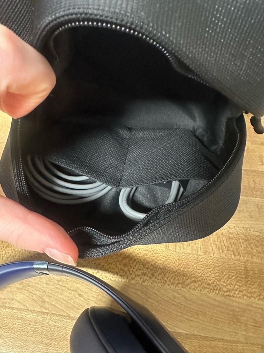 Beats Studio Wireless Headphones in Navy Blue - Picture 3 of 5